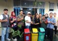 Asep Robin Salurkan Bantuan Tempat Sampah, Bibit Tanaman, dan Ternak untuk Warga Karang Pamulang