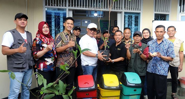 Asep Robin Salurkan Bantuan Tempat Sampah, Bibit Tanaman, dan Ternak untuk Warga Karang Pamulang