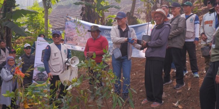 Universitas Sangga Buana Donasikan 1.000 Pohon melalui USB Green Action