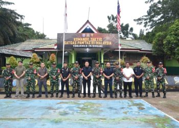 Satgas Pamtas RI-Malaysia Yonarmed 19/Bogani Terima Kunjungan Kabid P2 Kanwil Bea Cukai Kalbar di Pos Gabma Kotis
