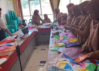 Sumedang melalui Lokakarya Daur Ulang Plastik, FIB Unpad dan BIYA Project Berdayakan Masyarakat Desa Cijambu