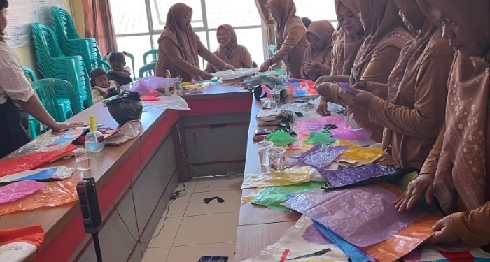 Sumedang melalui Lokakarya Daur Ulang Plastik, FIB Unpad dan BIYA Project Berdayakan Masyarakat Desa Cijambu