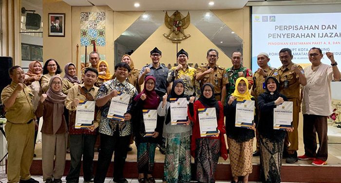 Edwin Senjaya Apresiasi 112 Warga Bandung Lulus Pendidikan Kesetaraan Paket A, B, dan C