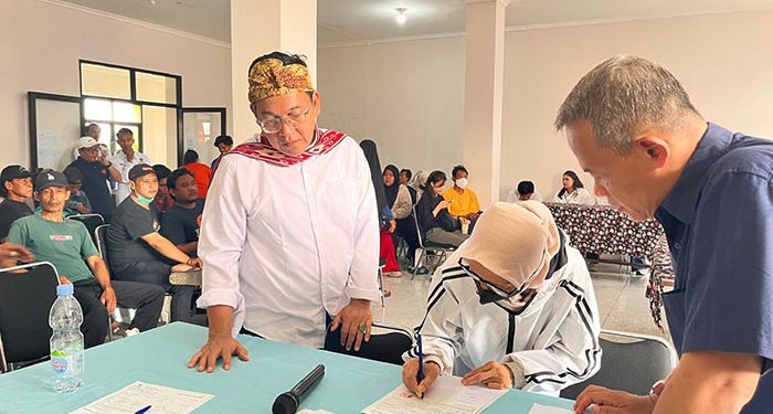 BAZNAS Jabar Salurkan Bantuan Kadedeuh Rp300 Juta untuk Korban Kebakaran SPBE Cimuning Bekasi