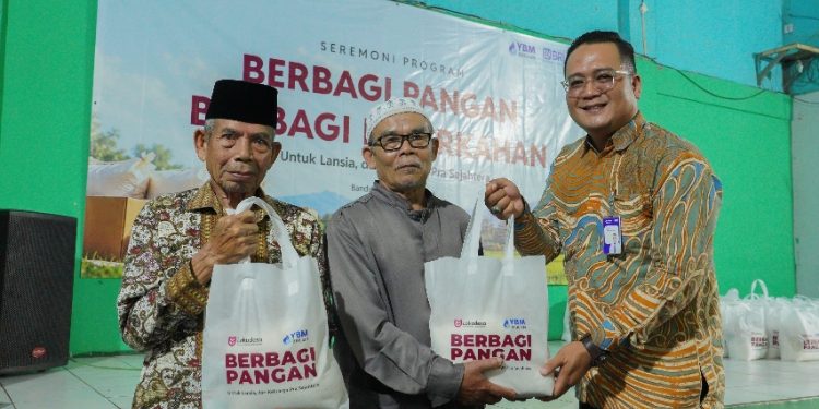 YBM BRILiaN dan Lokadesa Salurkan Bantuan Pangan Rp60 Juta untuk 350 Lansia dan Keluarga Prasejahtera di Jawa Barat